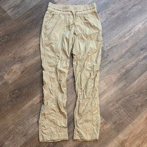The North Face Women’s Size M Outdoor Hiking Lightweight Cream Tan Straight Pant